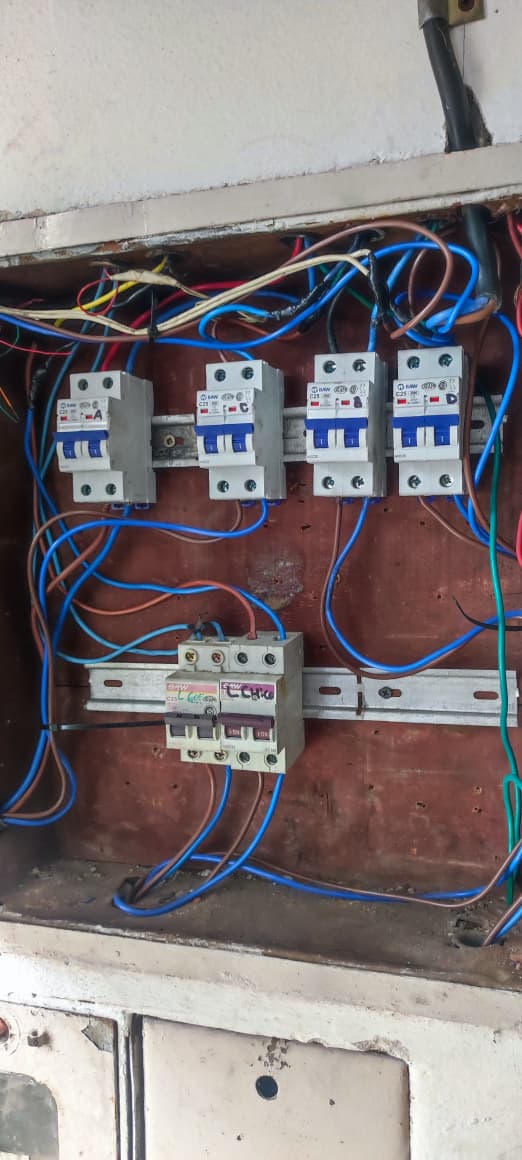 Tablero con breakers nuevos instalados