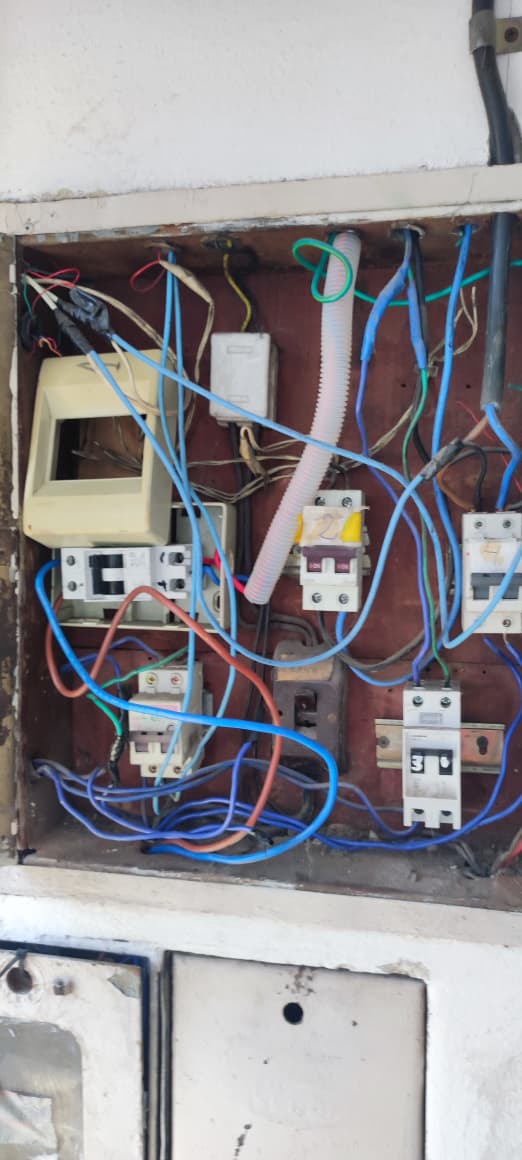 Antes: tablero eléctrico viejo y desordenado
